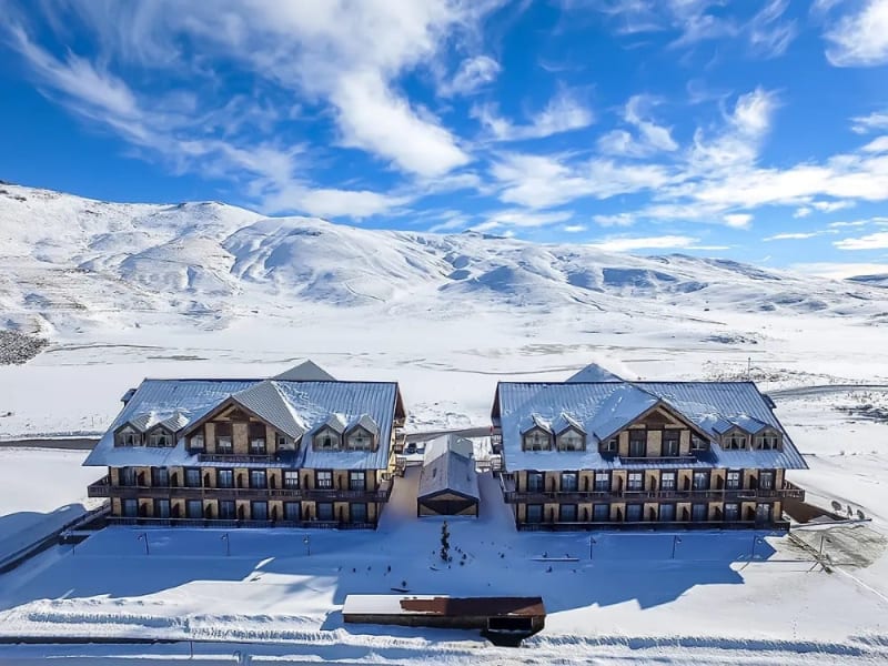 Týdenní lyžování v Turecku může cenově vyjít výhodněji než v Alpách nebo dokonce než víkendový pobyt na českých horách.