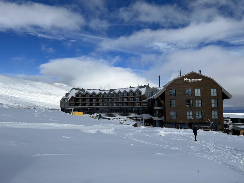 Hotel Megasaray v lyžařském středisku Erciyes byl otevřen teprve v prosinci loňského roku a dostanete se z něj přímo na sjezdovku.