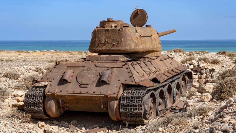 Rezivějící T-34/85 na pobřeží Sokotry