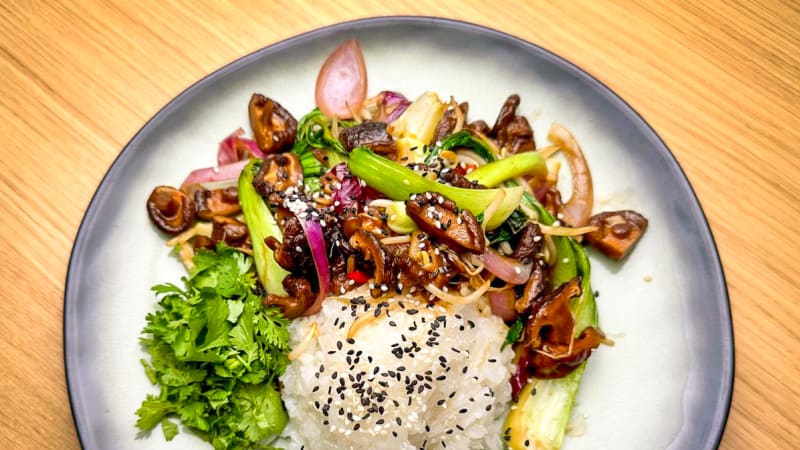 VE VARU: Restovaný pak choi a shiitake houby s jasmínovou rýží podle Marcely Vuong