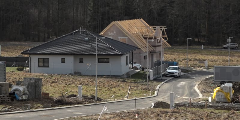 Desítkám rodin ve vesnici Hory na Karlovarsku hrozí vystěhování z nově postavených domků.