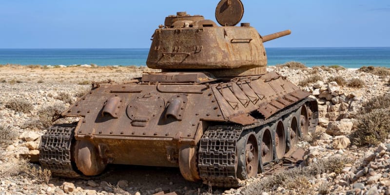 Rezivějící T-34/85 na pobřeží Sokotry