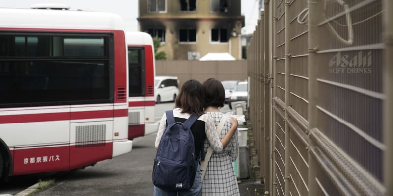 Střípky z devastujícího žhářského útoku na animační studio v Kjótu. O život přišlo 36 lidí.