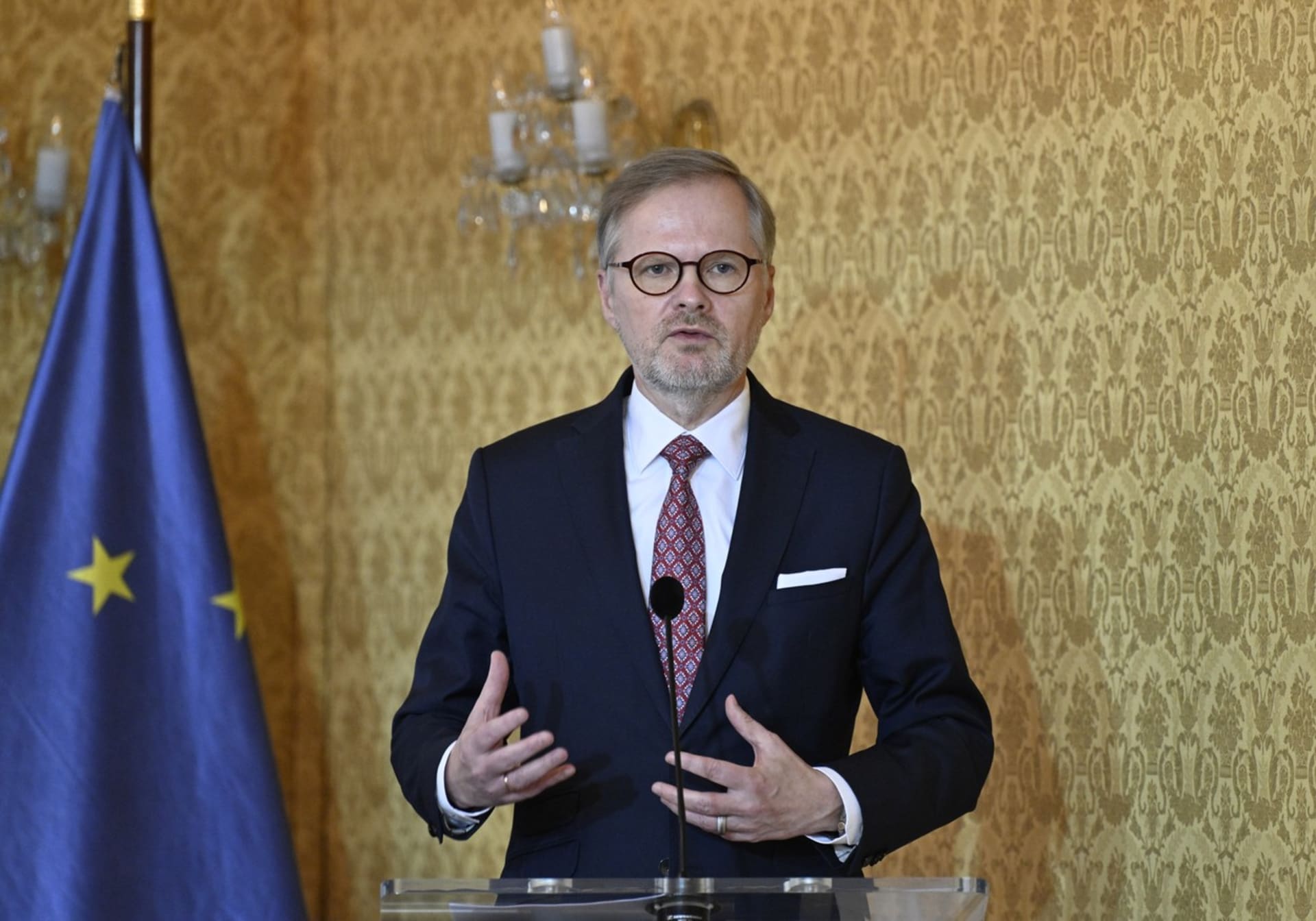 Podle komentátora Martina Schmarcze voliči premiéra Petra Fialu (ODS) trestají.