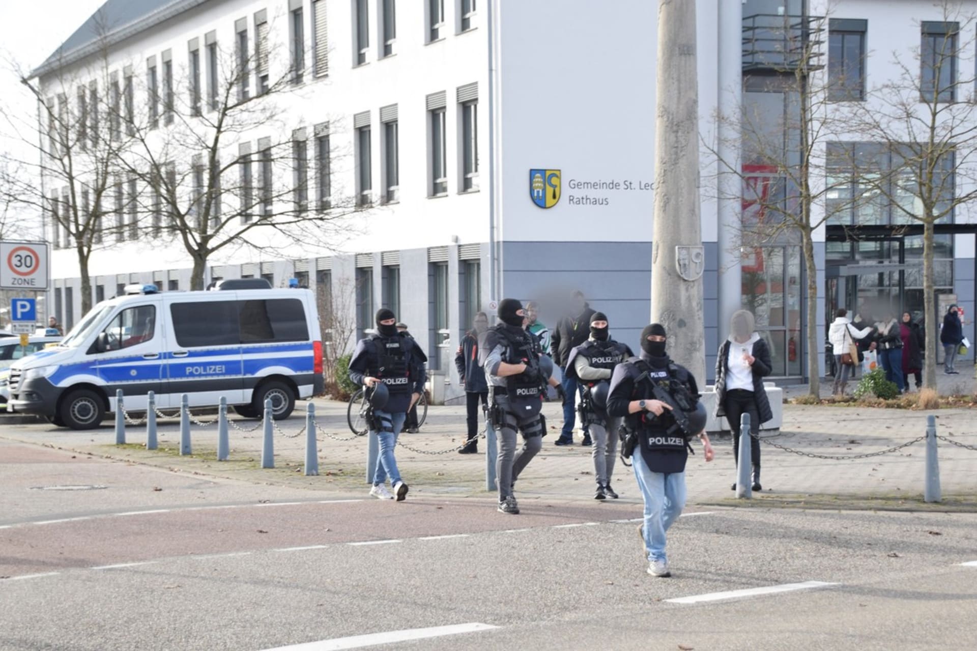 Policisté zasahovali na gymnáziu v německé obci St. Leon-Rot.
