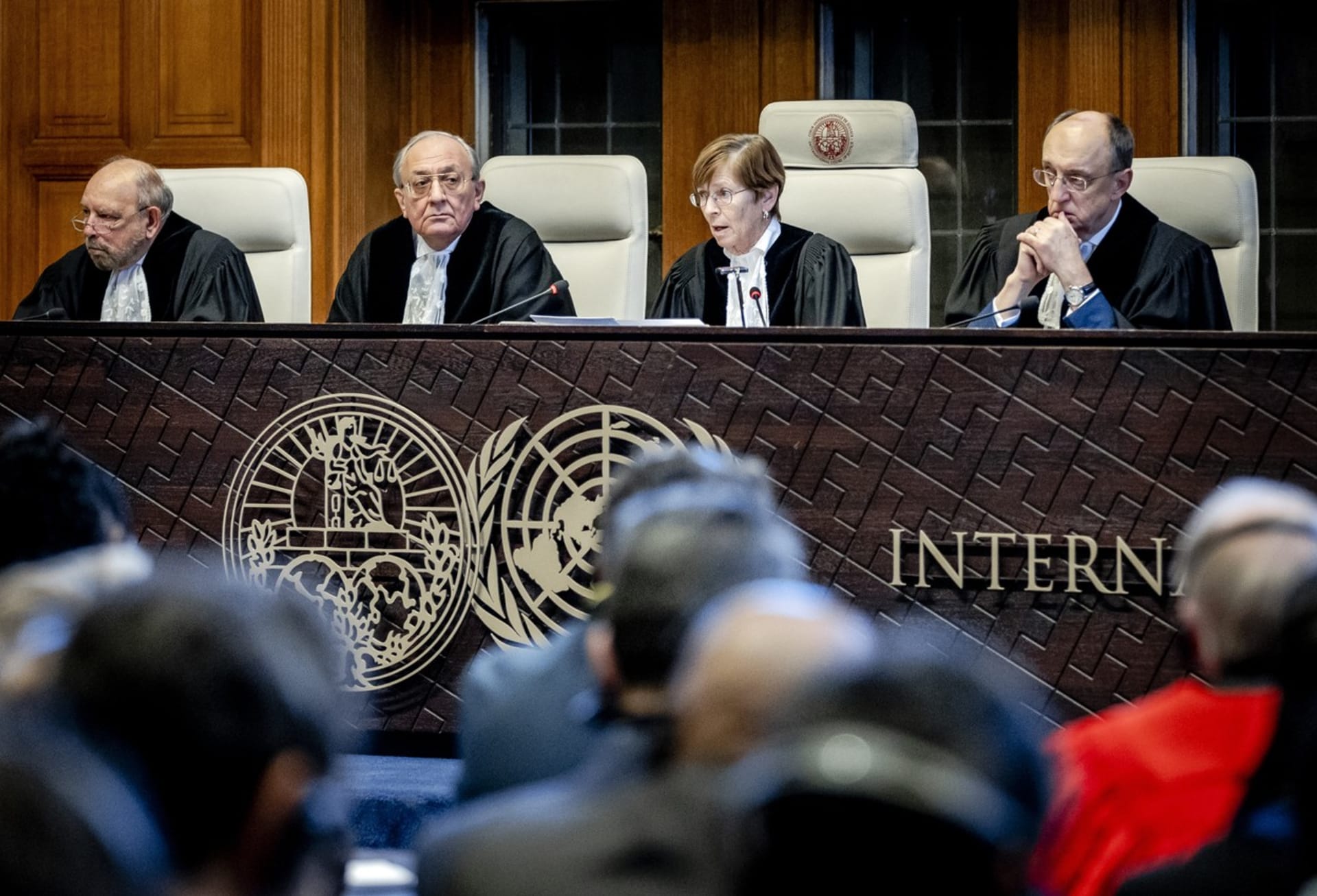 Předseda Donoghue (druhý zprava) a další soudci při rozhodování Mezinárodního soudního dvora (ICJ) o žádosti Jihoafrické republiky o mimořádná opatření pro Gazu. 26. ledna 2024