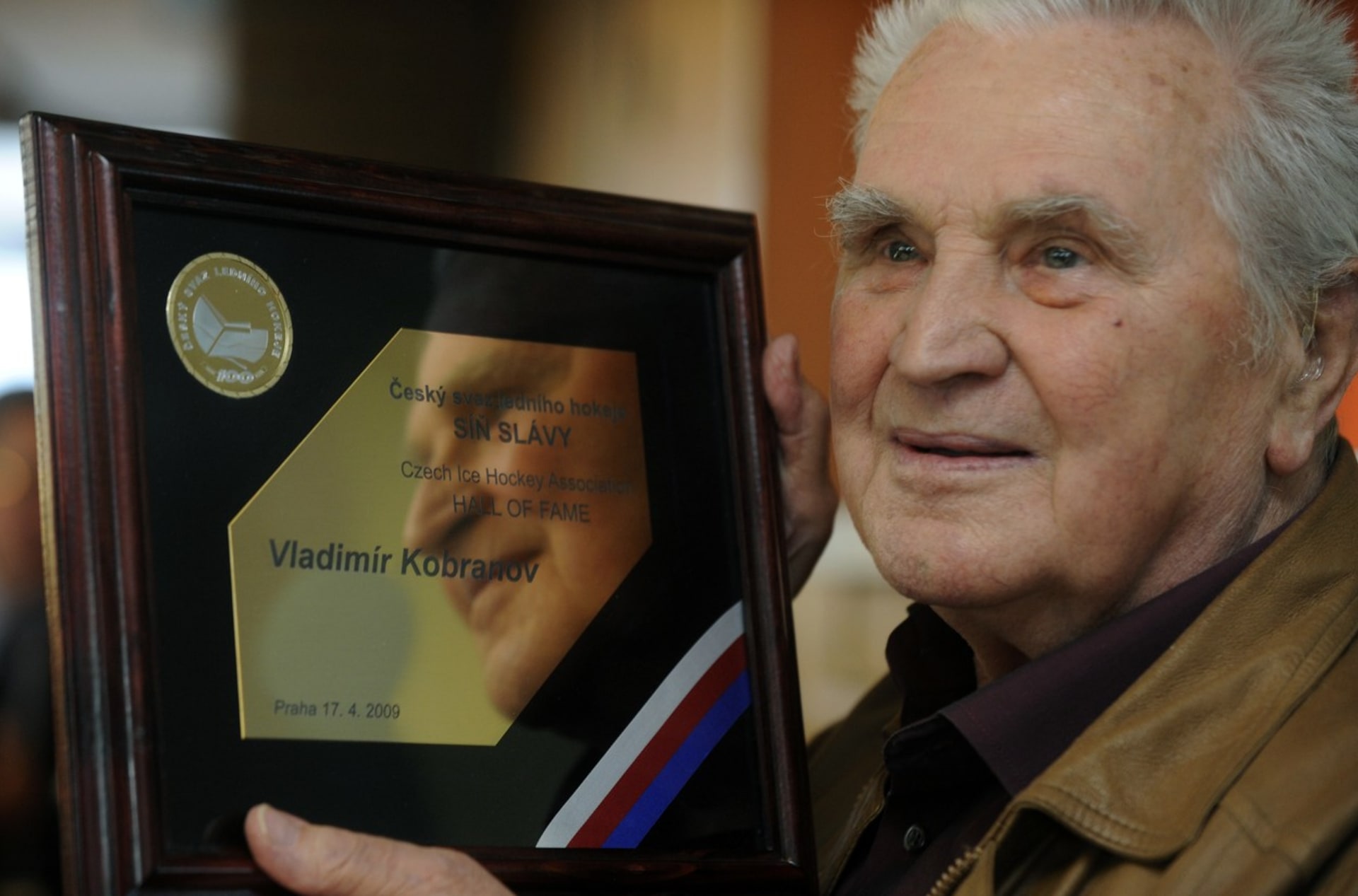 Vladimír Kobranov s plaketou upomínající na jeho uvedení do Síně slávy českého hokeje.