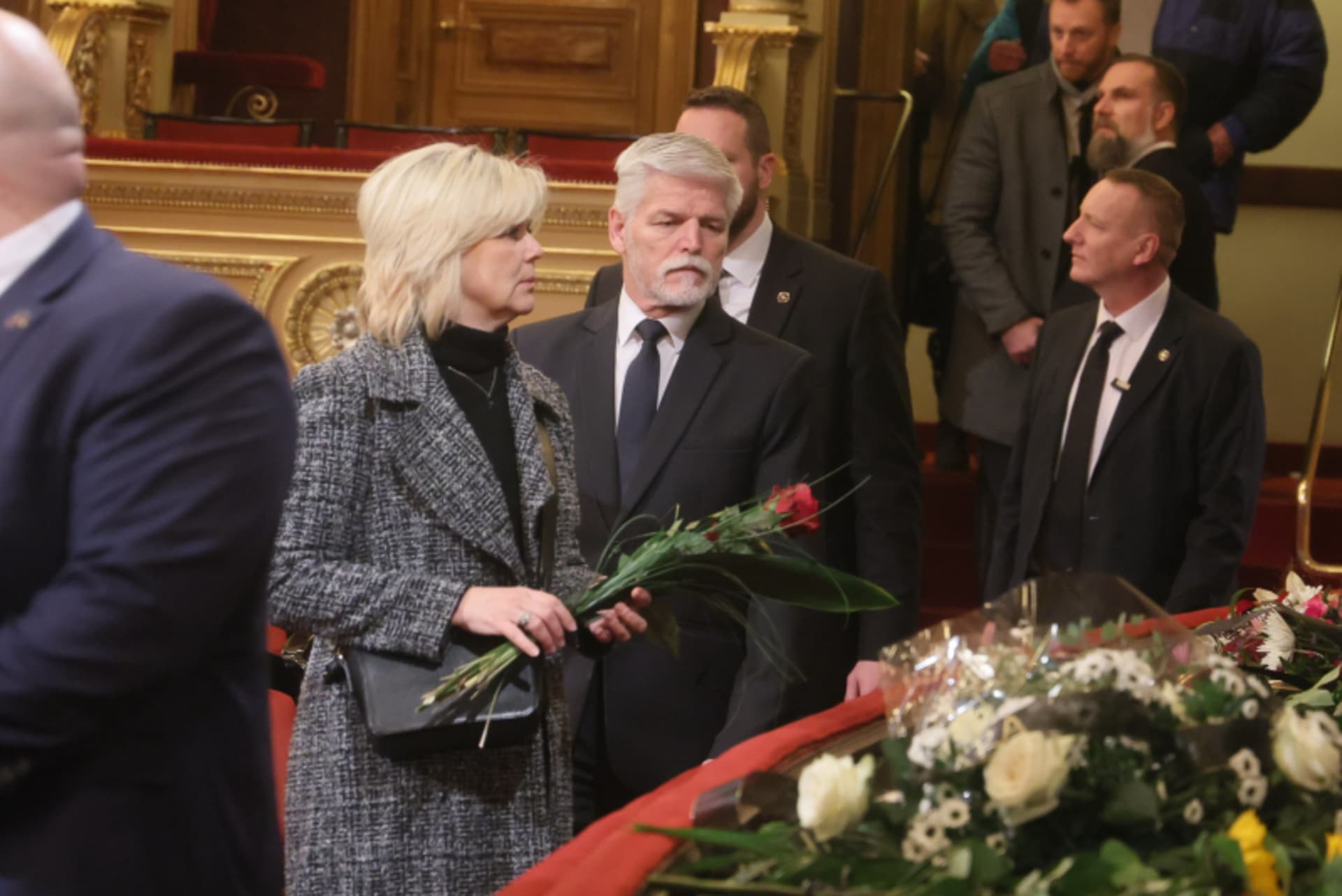 Symbolickou květinu k rakvi Jany Hlaváčové položil i prezidentský pár.