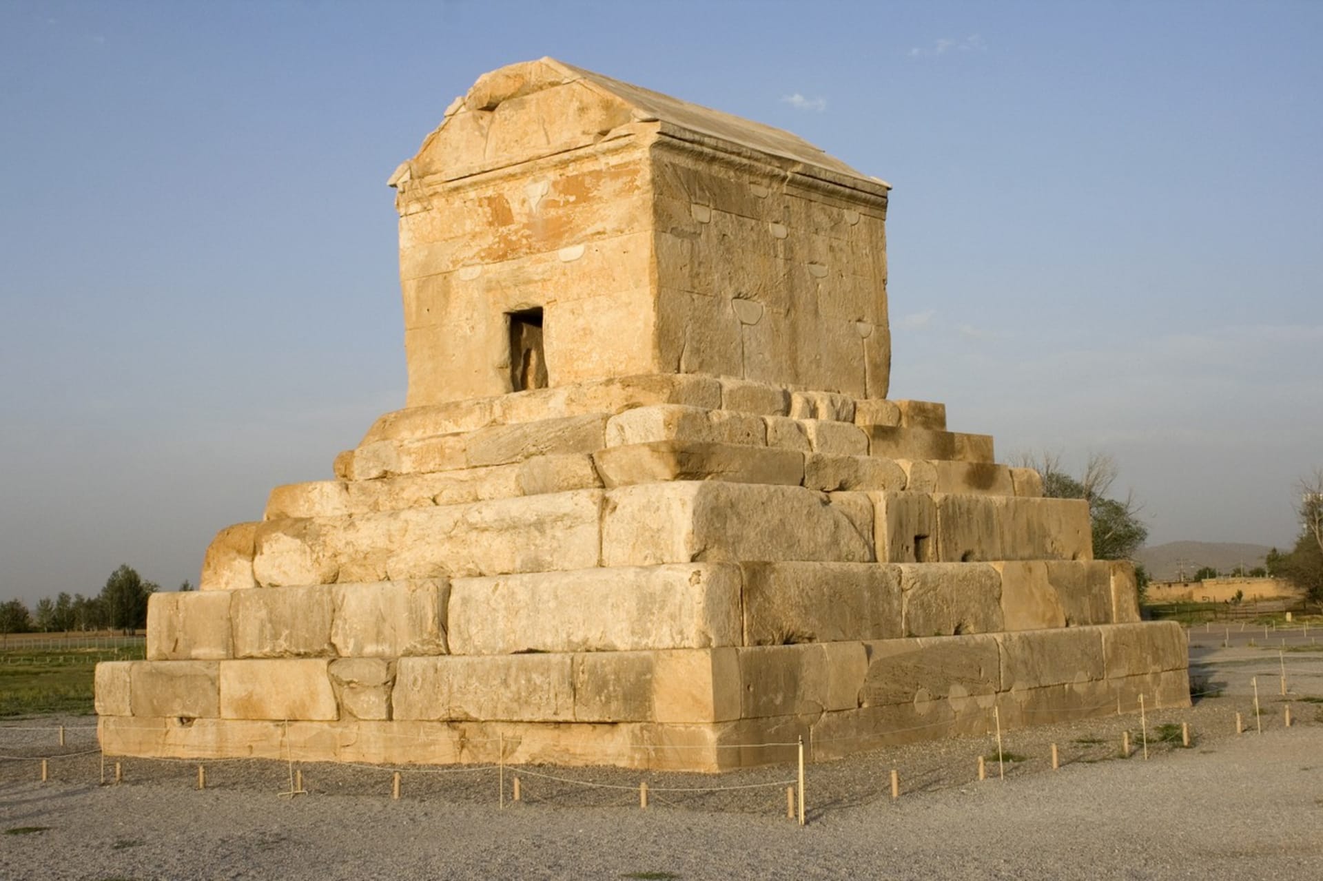 V tomto mauzoleu odpočívá vládce Perské říše Kýros II. Veliký