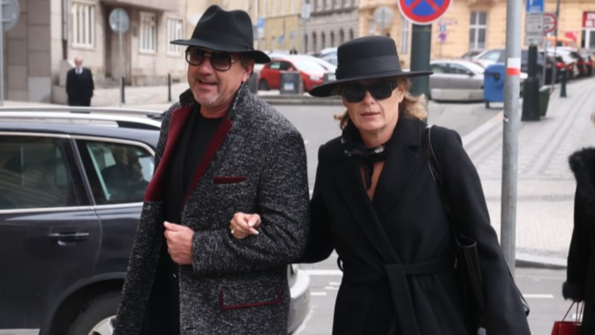Dcera Jany Hlaváčové Bára Munzarová na pohřeb dorazila s manželem Martinem Trnavským.