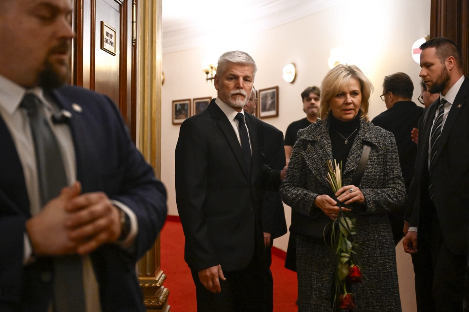 Do Národního divadla na pohřeb Jan Hlaváčové dorazil také prezident Petr Pavel s manželkou Evou.