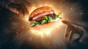 Bejkn Bistro burger s trhaným hovězím masem, dipem z modrého sýra a malinovo-hořčičnou aioli