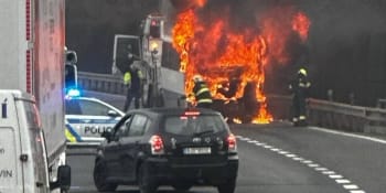 Ohnivá spoušť na D5. Požár autobusu na půl hodiny uzavřel dálnici u Loděnice