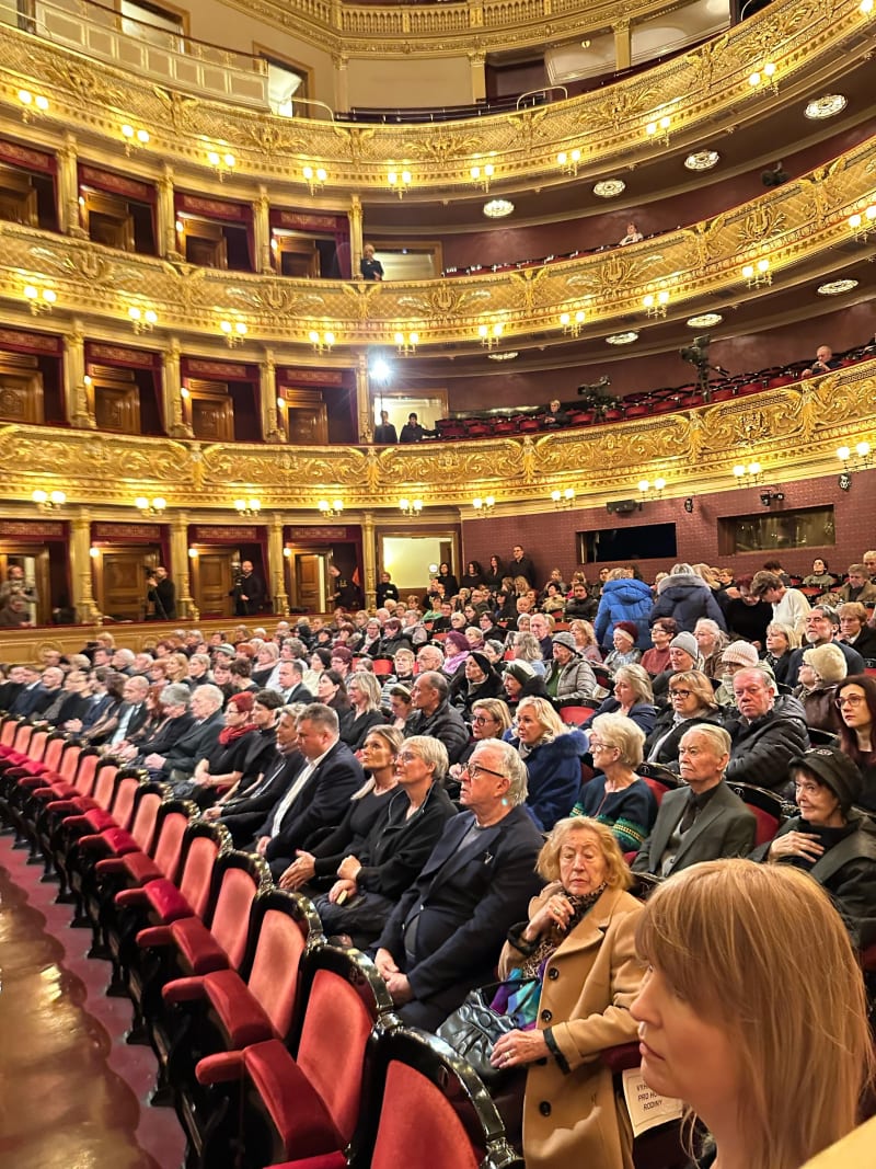 Národní divadla bylo při posledním rozloučení s Janou Hlaváčovou obsazeno do posledního místa. 