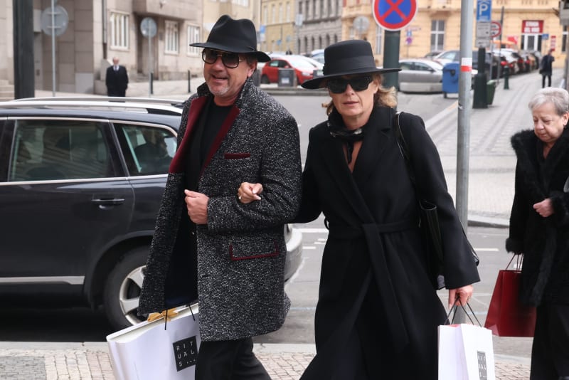 Dcera Jany Hlaváčové Bára Munzarová na pohřeb dorazila s manželem Martinem Trnavským.