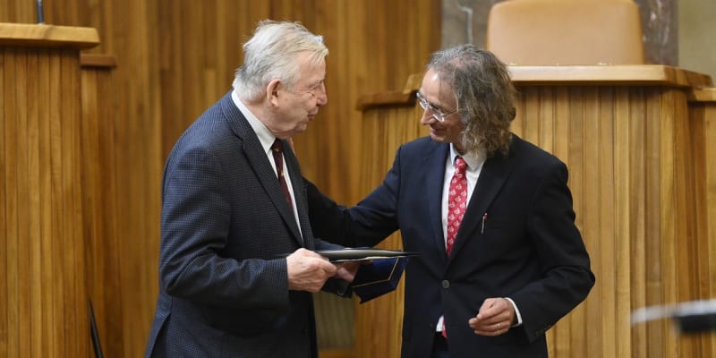 Fyzik Jiří Bičák (vlevo) převzal v roce 2022 cenu za popularizaci vědy.