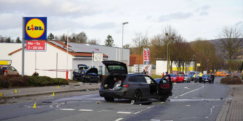 Pachatel na útěku smetl BMW a naboural zastávku.