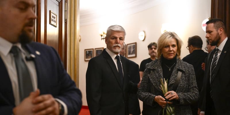Do Národního divadla na pohřeb Jan Hlaváčové dorazil také prezident Petr Pavel s manželkou Evou.