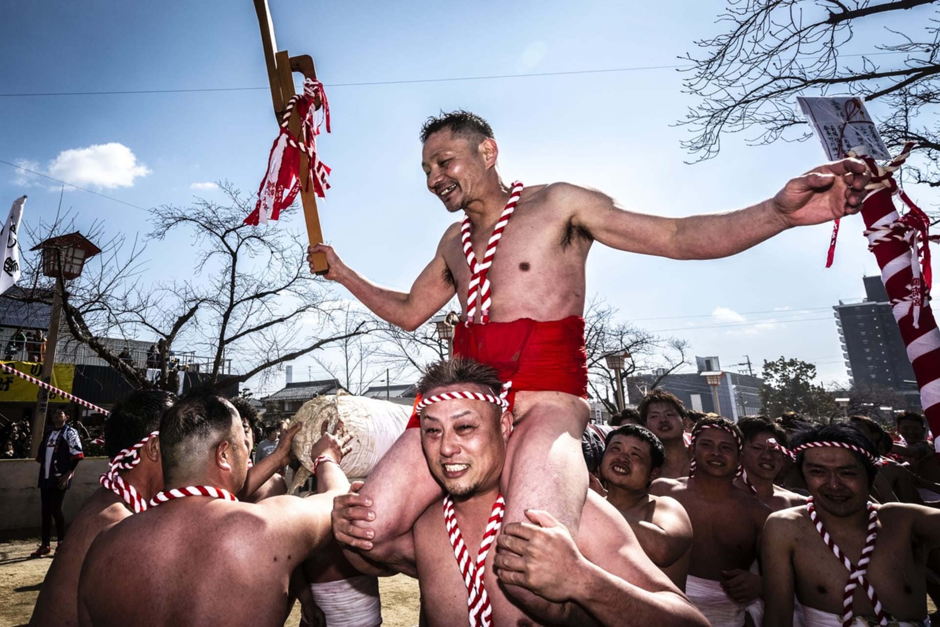 Tisíce mužů na festivalu Hadaka Macuri na sobě mají pouze bederní roušky.