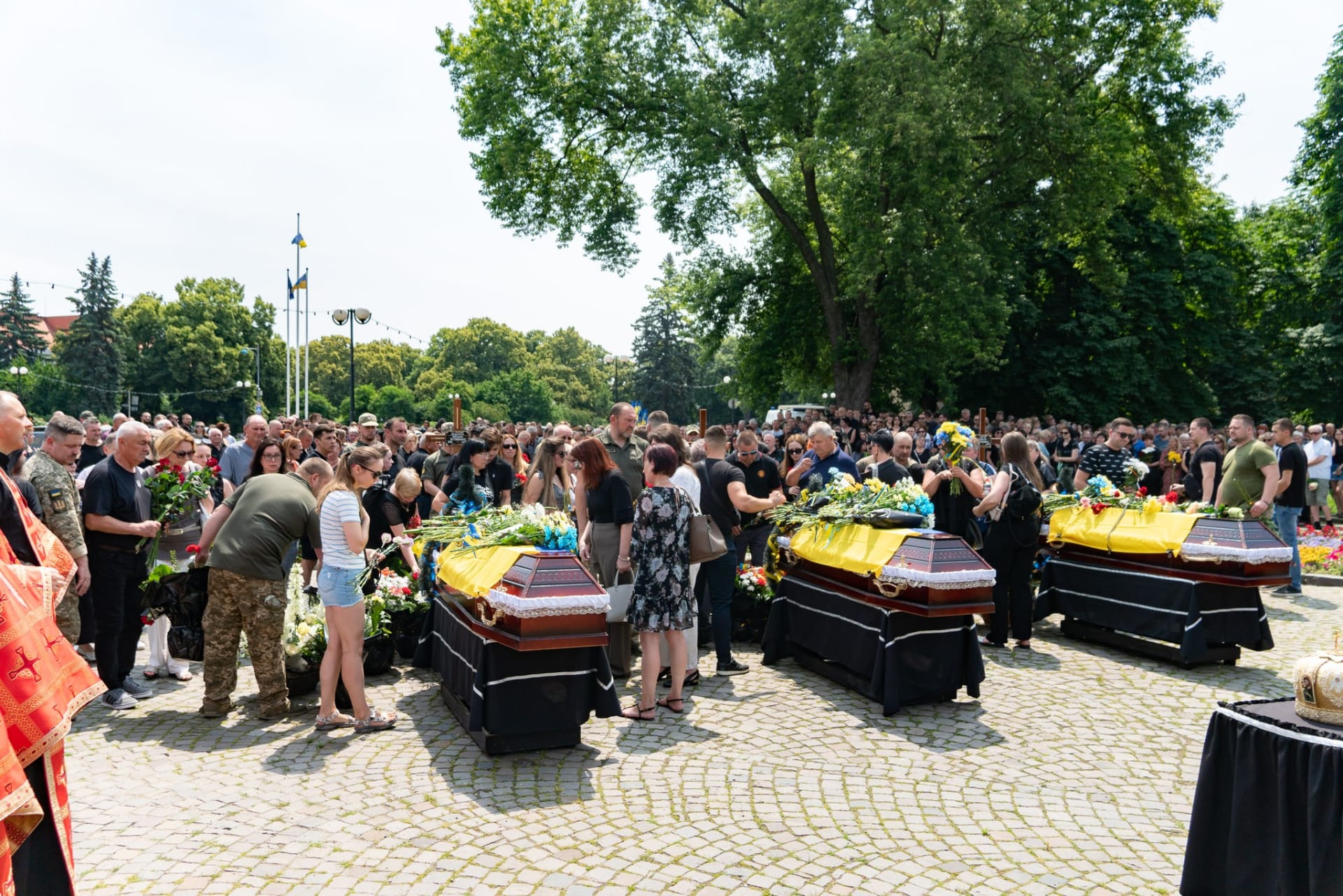 Pohřeb tří vojáků padlých na frontě, obřad na Náměstí hrdinů v Užhorodu