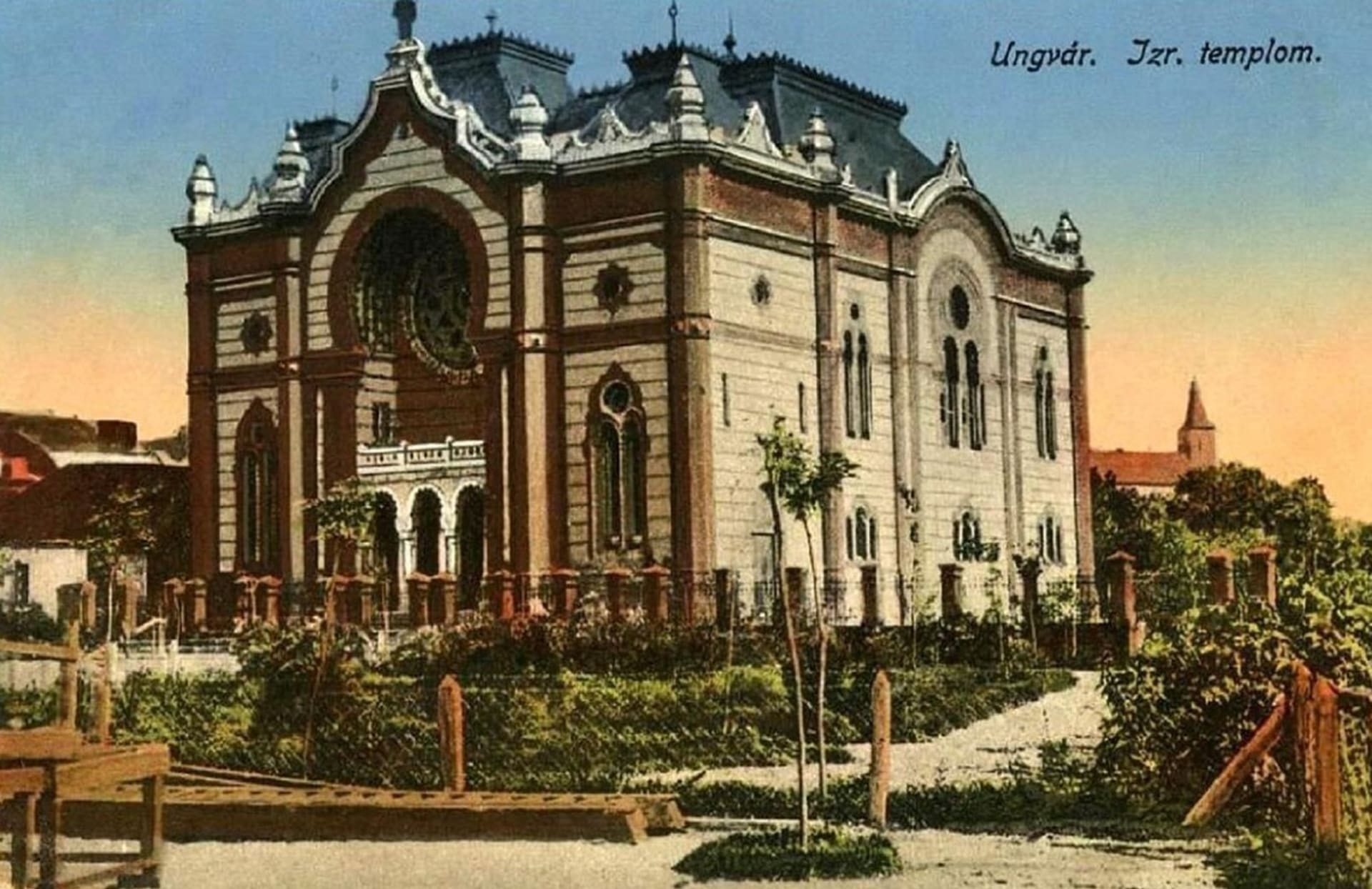 Židovská synagoga v Užhorodě na staré pohlednici.