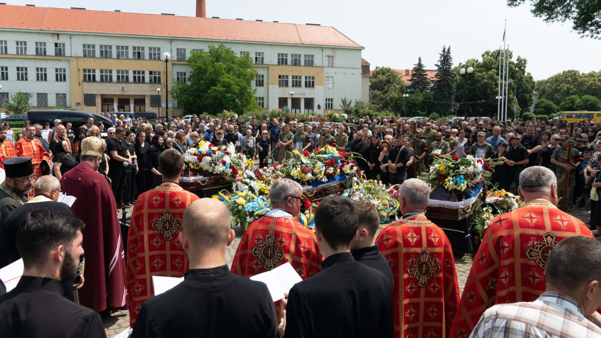 Pohřeb tří vojáků padlých na frontě, obřad na Národním náměstí v Užhorodu. Budova v pozadí je někdejším Zemským soudem z roku 1928, tedy z čekoslovenské éry v Užhorodě. Foto Městské rady v Užhorodě.