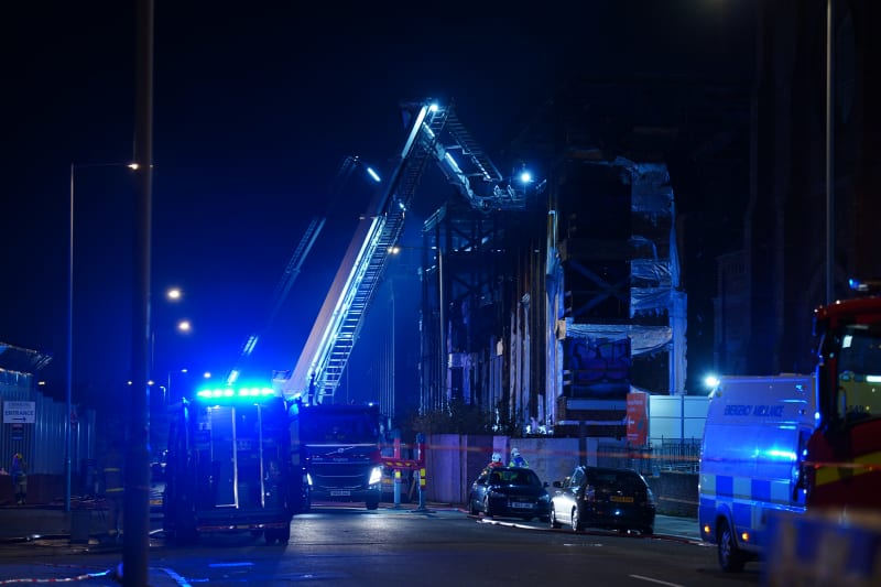 Hasiči dohašují požár budovy v Liverpoolu.