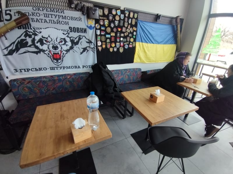 Válka v Užhorodě. Výložky, nášivky i prapory vojáků ukrajinských ozbrojených sil zdobí kavárny, restaurace i další veřejná místa.