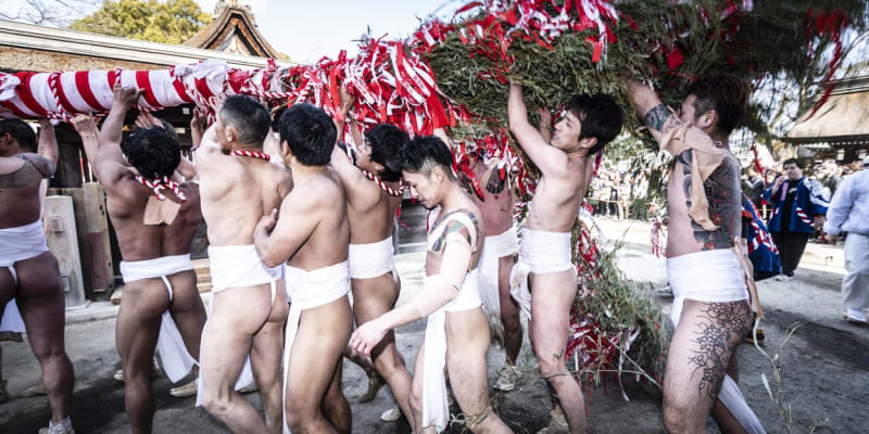 Tisíce mužů na festivalu Hadaka Macuri na sobě mají pouze bederní roušky.