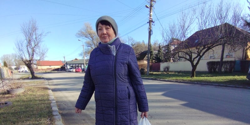 Olga Petrivna Rišanová žije ve Štefánikově ulici v Užhorodě. Po zaplacení nájmu jí zbývá v přepočtu 300 korun na živobytí. Na celý měsíc. Malý nákup v igelitce, kterou drží v ruce, stál právě tolik.