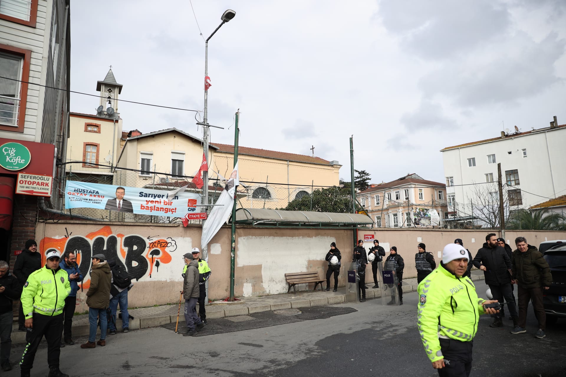 V istanbulském kostele zaútočili dva ozbrojenci během mše.
