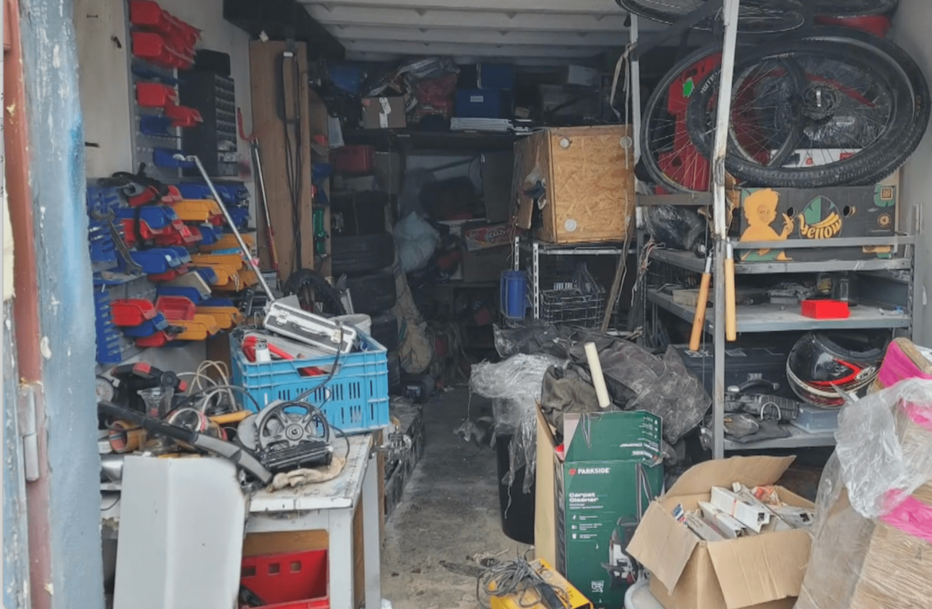 Policisté zadrželi zloděje, kteří vykrádali garáže.