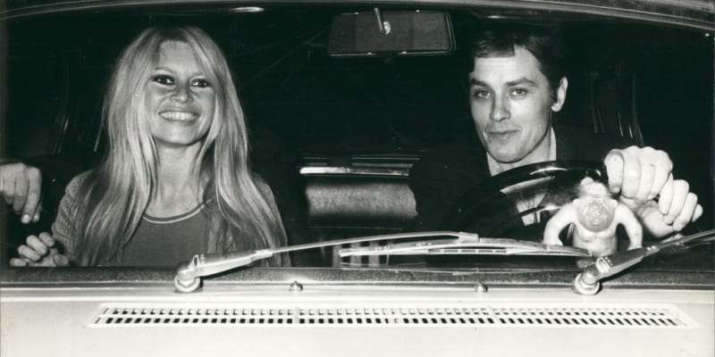 Alain Delon a Brigitte Bardot v roce 1967 v Římě. I když jsou si již celé dekády velmi blízcí, nikdy prý mezi nimi nebylo nic víc.