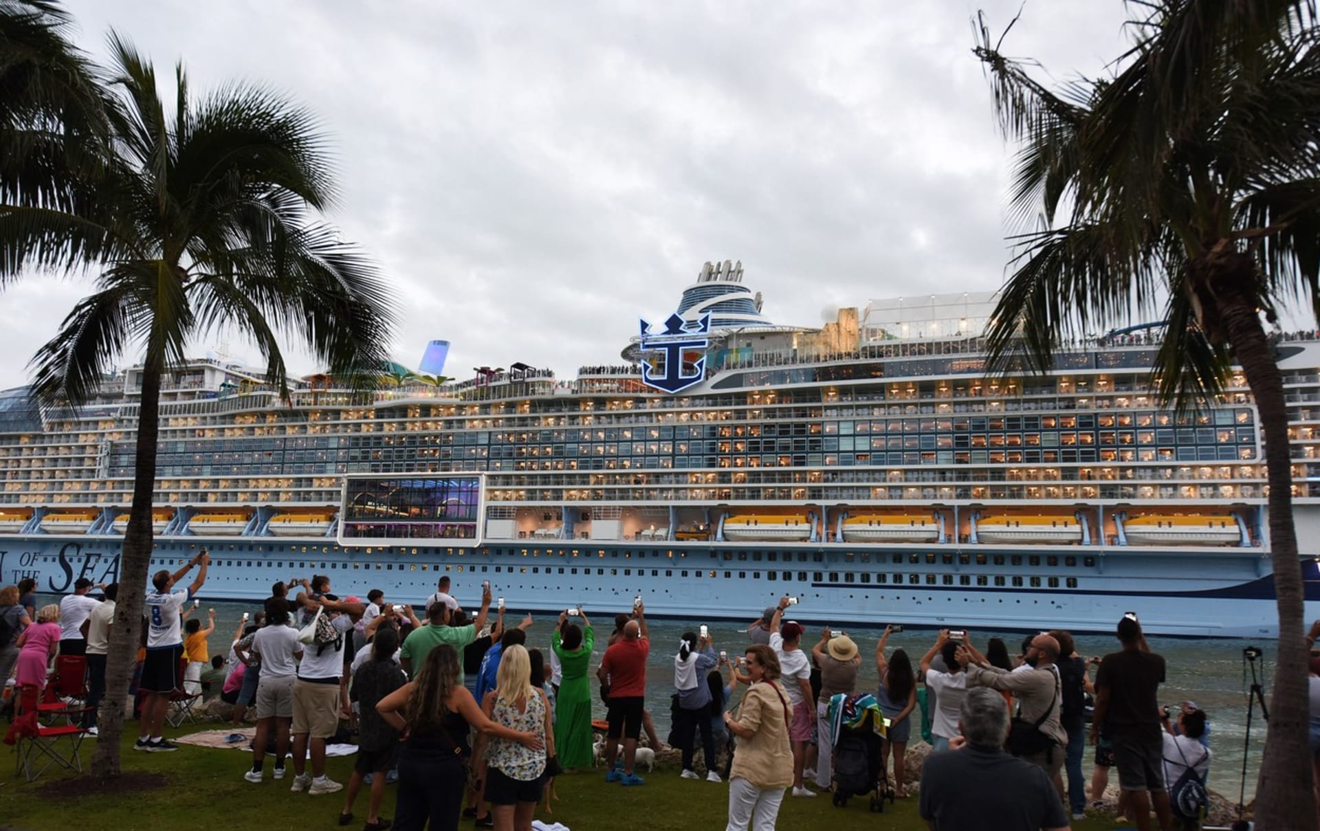 Stavba lodi, která je registrovaná na Bahamách, vyšla na dvě miliardy dolarů.