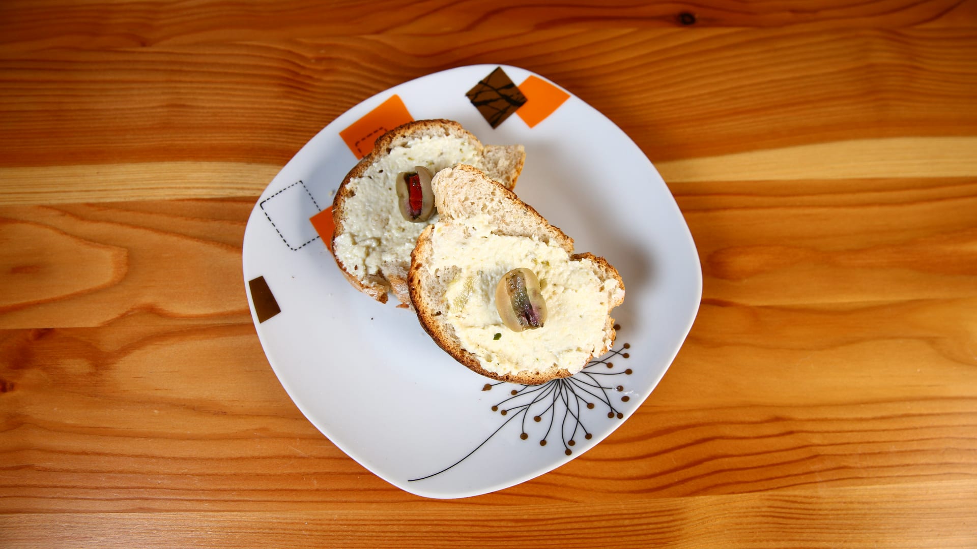 Domácí česnekovo-sýrová pomazánka s domácí bagetkou