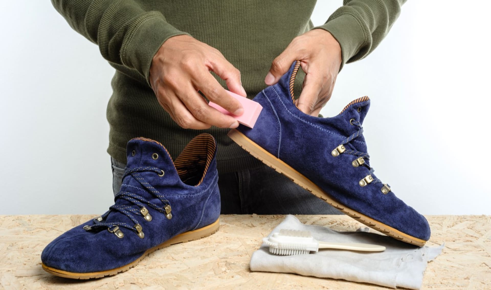 Jak vyčistit semišové boty? Použijte mouku, jedlou sodu, ocet i chlebovou kůrku