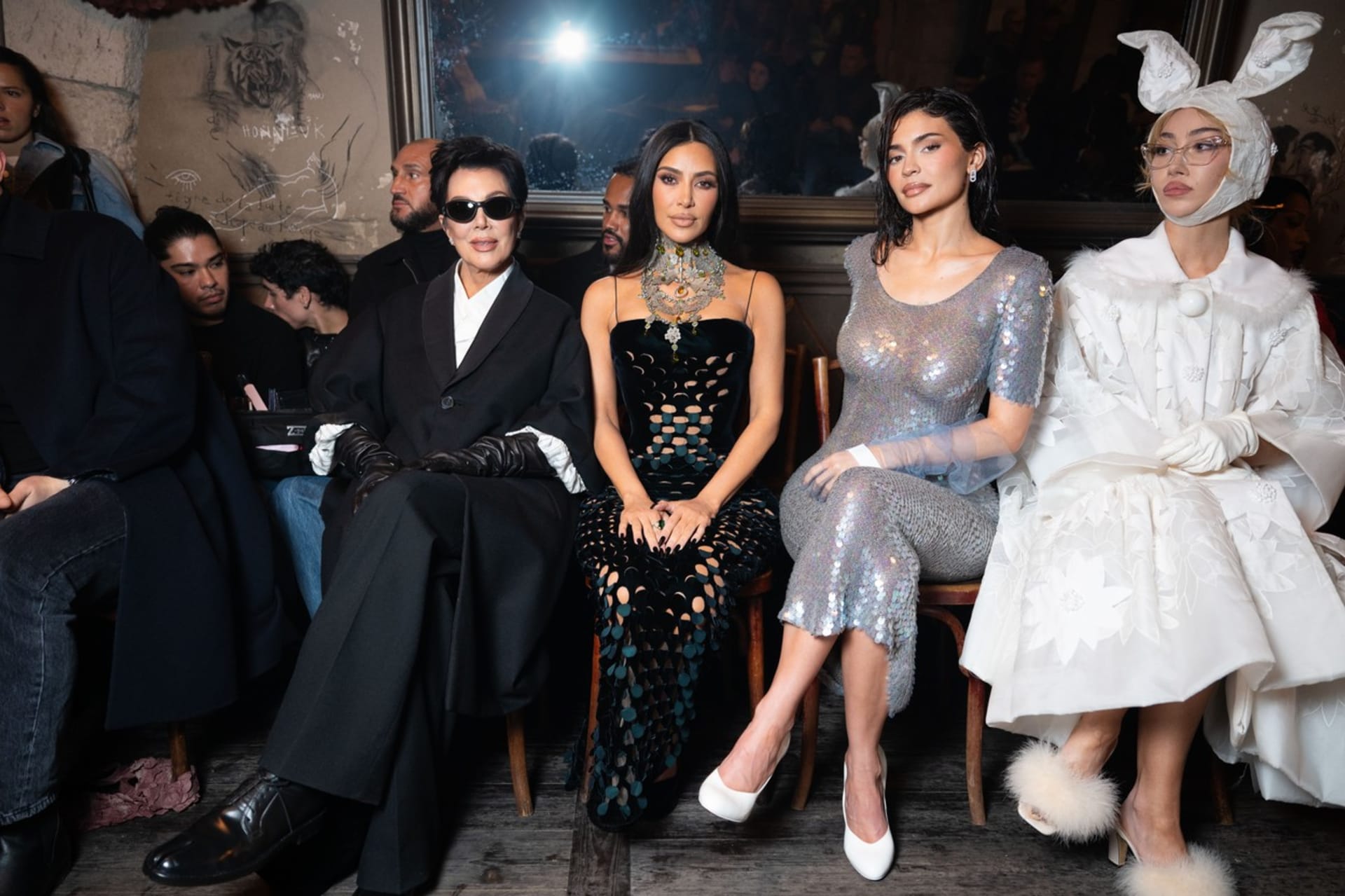 Přehlídky značky Maison Margiela, kde šla po mole česká modelka, se účastnily Kylie Jennerová, Kim Kardashianová a jejich matka Kris.