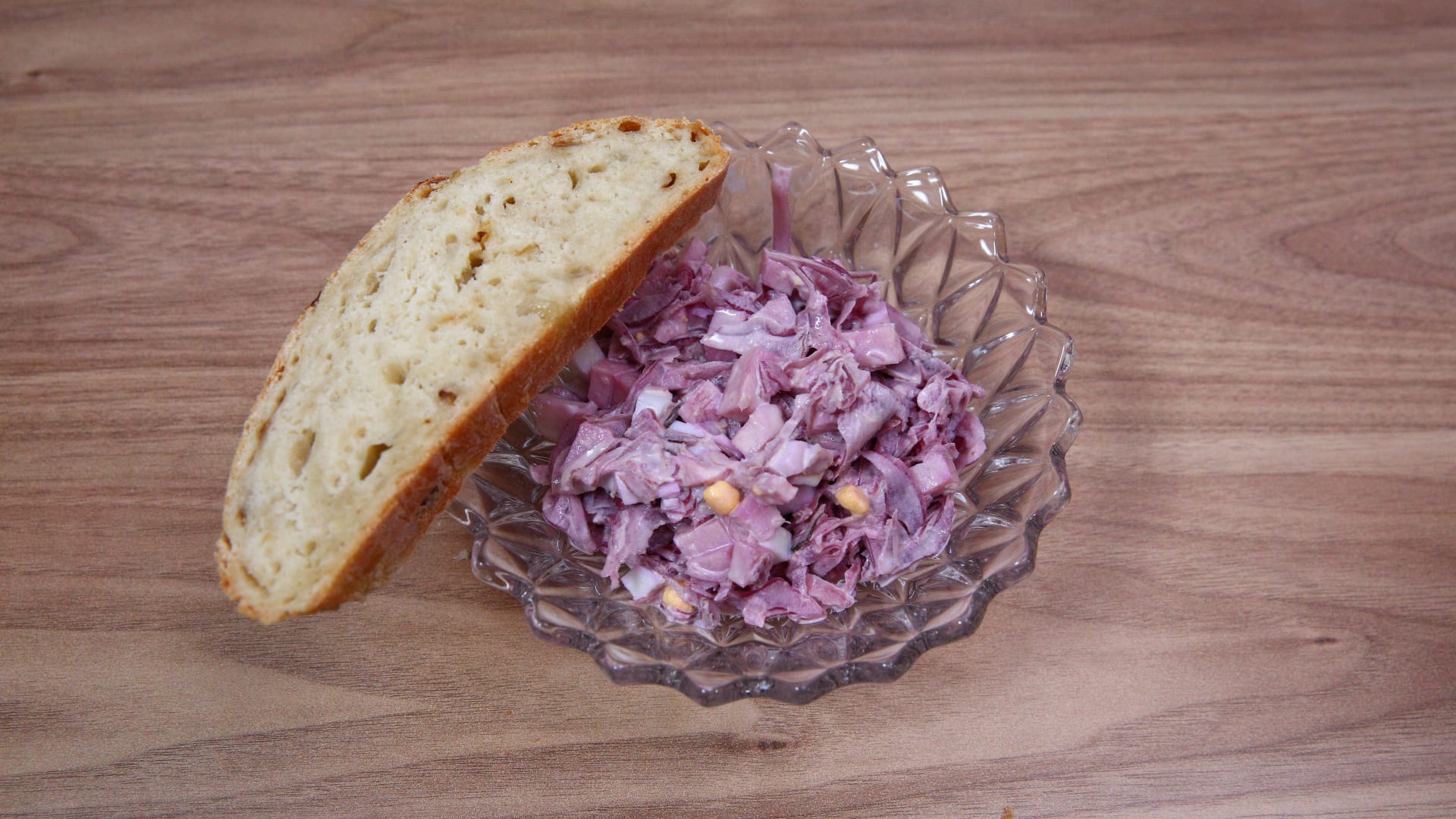 Maminčin salát a domácí cibulový chléb
