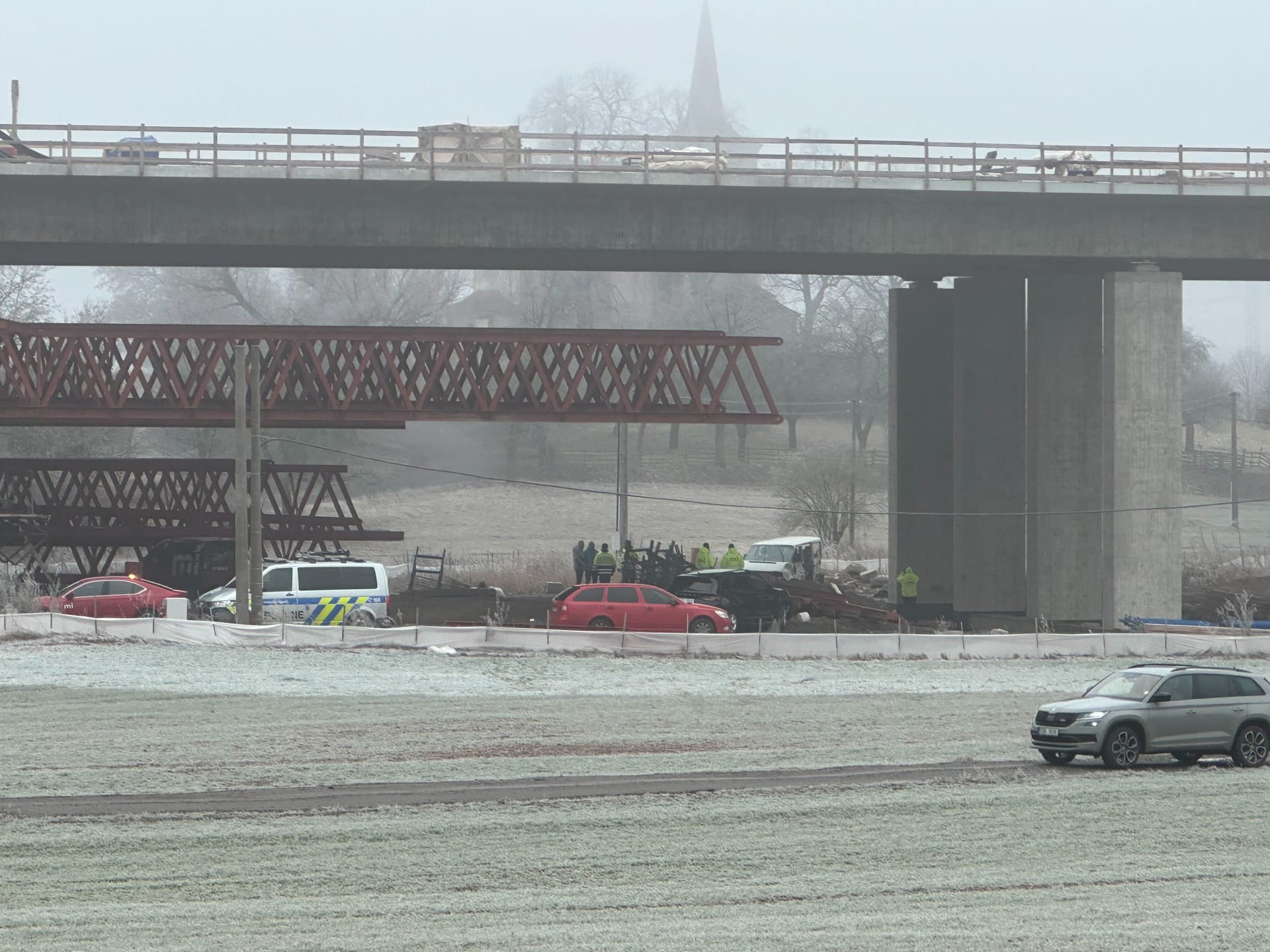 U Krupé na Rakovnicku po pádu dodávky z rozestavěného mostu zemřeli dva lidé.
