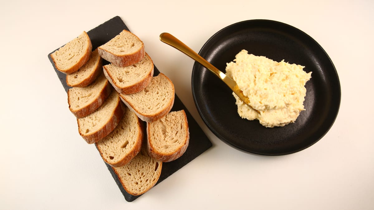Domácí česneková pomazánka, čerstvý, opečený máslový chléb
