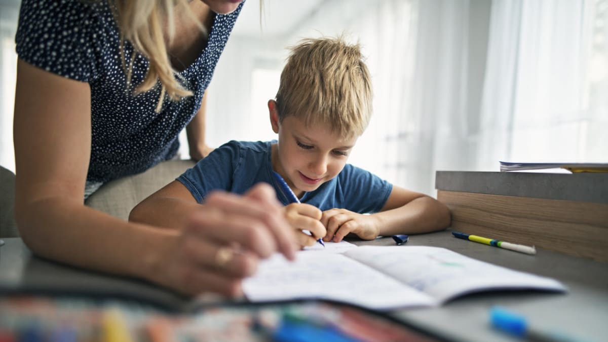 Na některých školách v Česku i na Slovensku už žáci povinně domácí úkoly dělat nemusí.