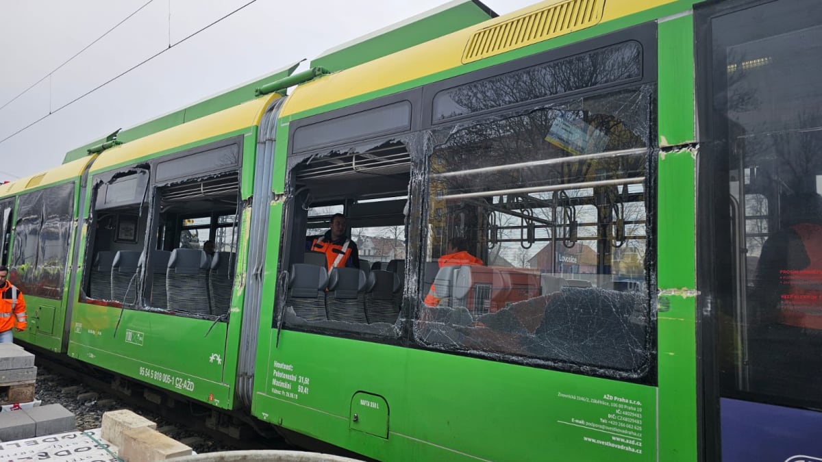 V Lovosicích na Litoměřicku se střetl osobní vlak s nákladním autem (29. 1. 2024).