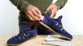 Jak vyčistit semišové boty:  Potřebujete kartáček a gumu, na skvrny mouku či jedlou sodu 