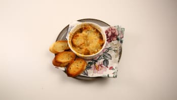 Prostřeno: Francouzská cibulová polévka se sýrem Gruyère
