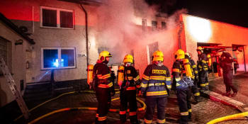 Dům na Trutnovsku v plamenech: Hasiči zasahovali u požáru celou noc, škody jsou vysoké