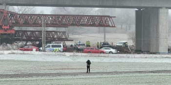 Smrtelná nehoda u Krupé: Z mostu se zřítila dodávka, pád z výšky 15 metrů nepřežili dva lidé