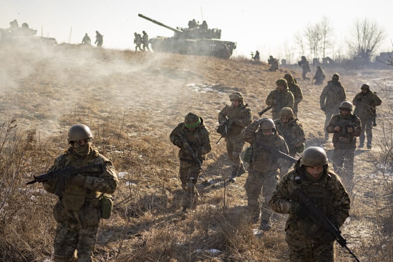Ukrajinští vojáci na cvičení v Charkovské oblasti