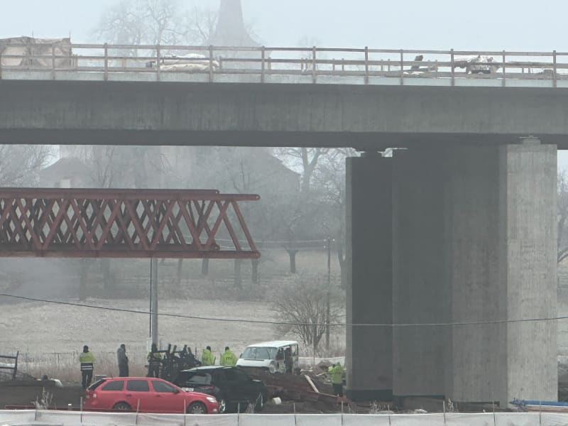 U Krupé na Rakovnicku po pádu dodávky z rozestavěného mostu zemřeli dva lidé.