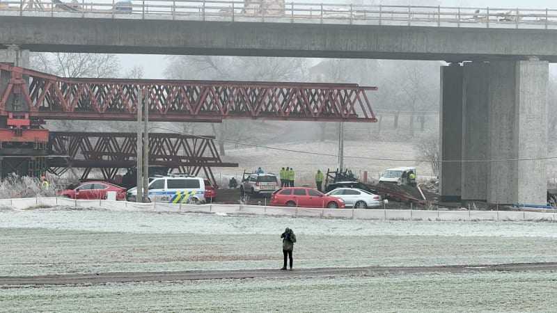 U Krupé na Rakovnicku po pádu dodávky z rozestavěného mostu zemřeli dva lidé