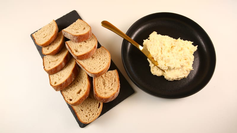 Prostřeno: Domácí česneková pomazánka, čerstvý, opečený máslový chléb